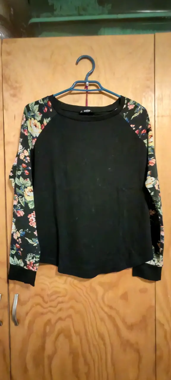 Polera negra con mangas florales Shein