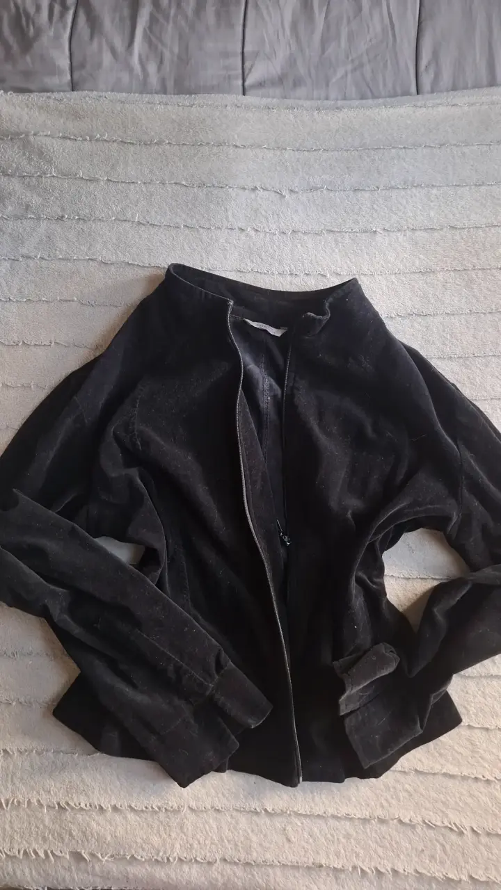 Blazer negra de mujer con cierre