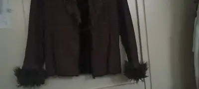Chaqueta negra con cuello de piel sintética - miniatura 2