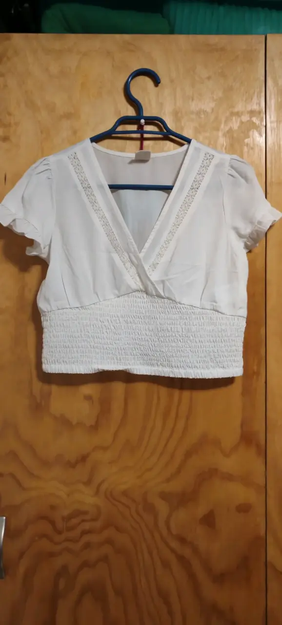 Blusa blanca con encaje para mujer