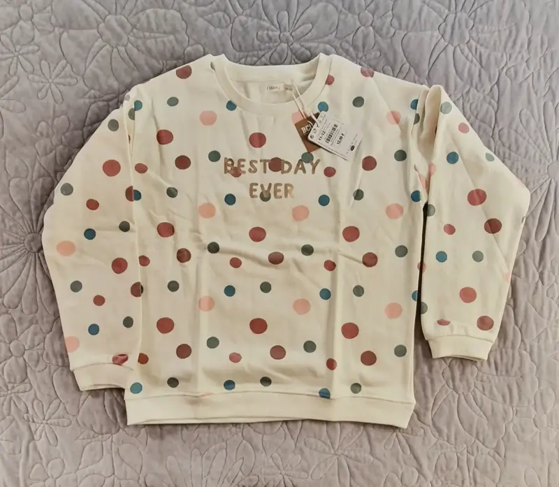 Polerón infantil con diseño de puntos