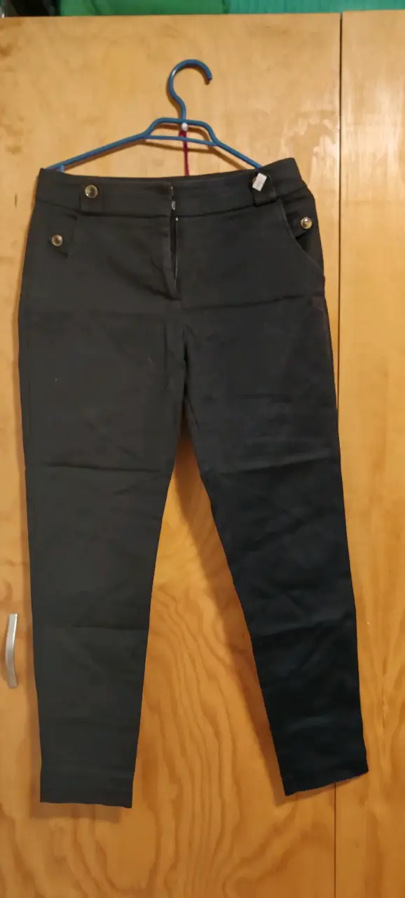 Pantalones negros de mujer con botones decorativos