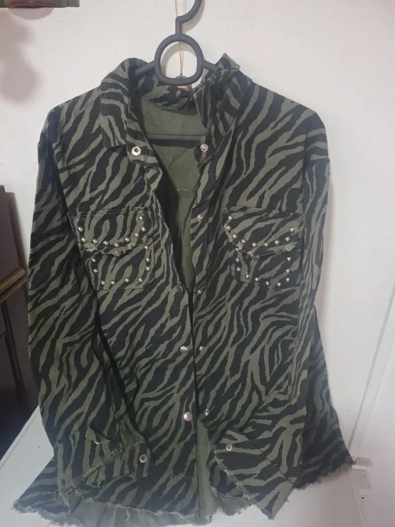 Chaqueta de mujer con estampado animal y tachas - 1