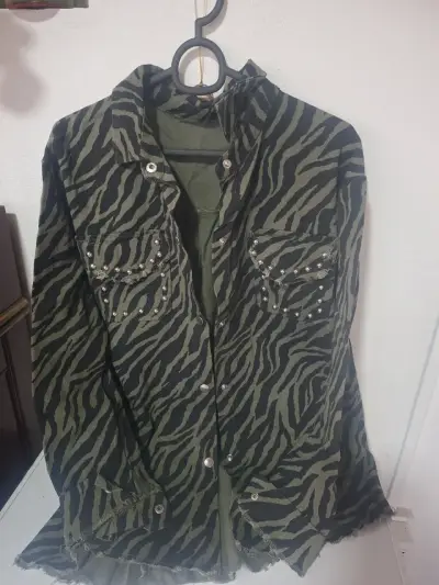 Chaqueta de mujer con estampado animal y tachas - miniatura 1