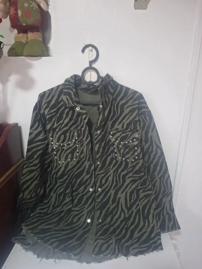 Chaqueta de mujer con estampado animal y tachas - 2