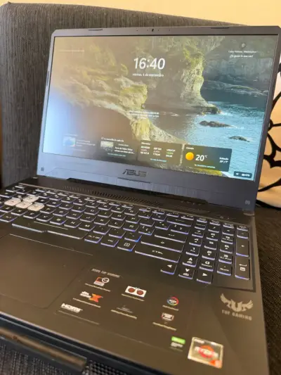 Laptop ASUS TUF Gaming con pantalla de 15 pulgadas - miniatura 1