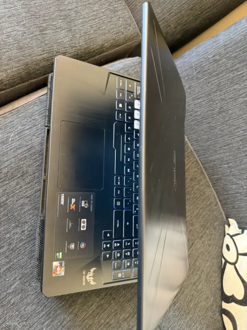 Laptop ASUS TUF Gaming con pantalla de 15 pulgadas - 4
