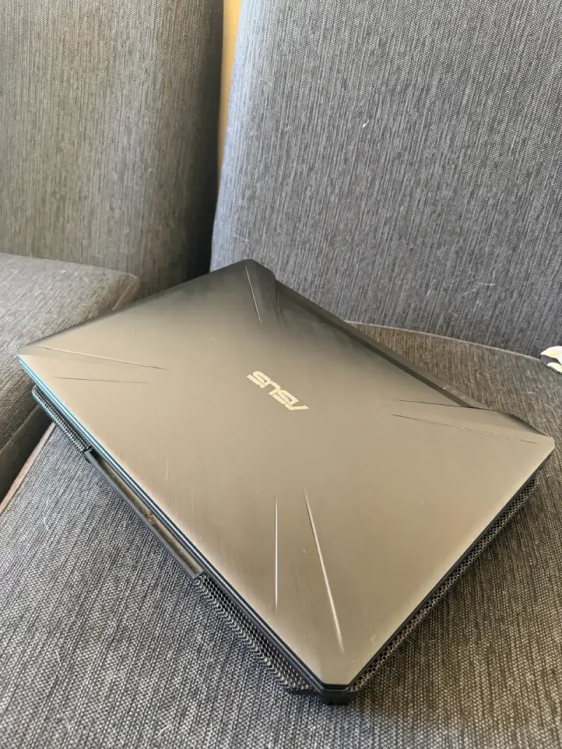 Laptop ASUS TUF Gaming con pantalla de 15 pulgadas - 5