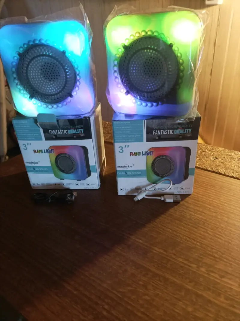 Parlantes inalámbricos con luz LED multicolor - 1