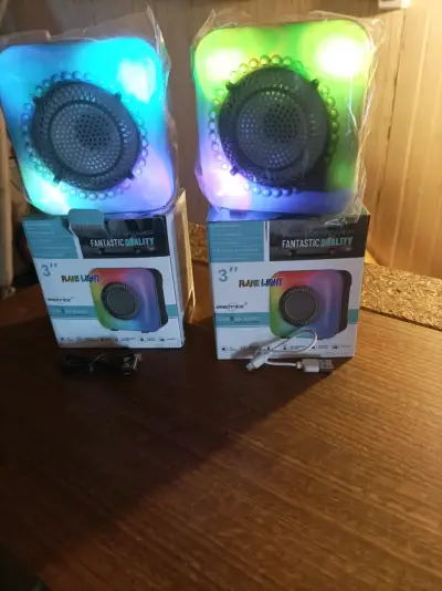 Parlantes inalámbricos con luz LED multicolor - miniatura 1