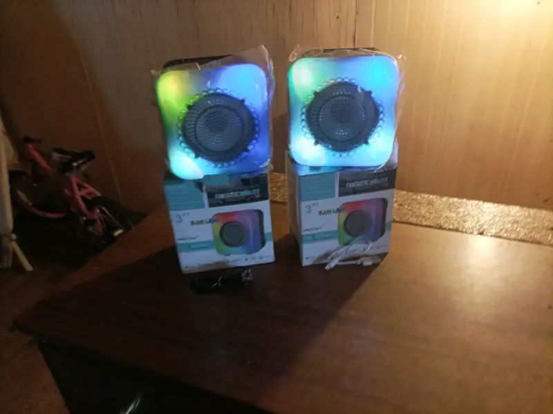 Parlantes inalámbricos con luz LED multicolor - 4