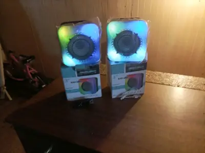 Parlantes inalámbricos con luz LED multicolor - miniatura 4