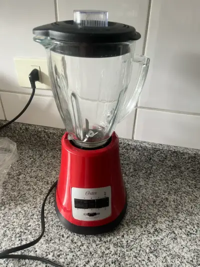 Licuadora Oster roja con vaso de vidrio - miniatura 1