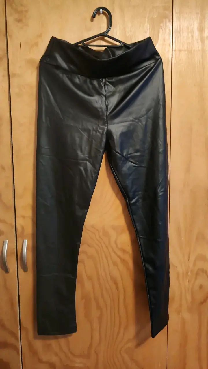 Leggings de cuero sintético negro para mujer - 1