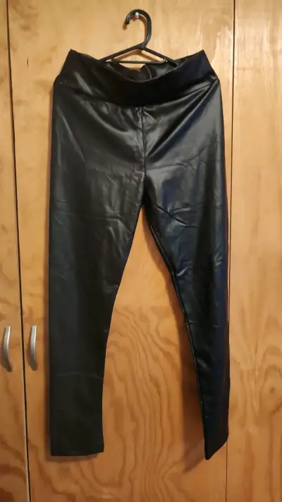 Leggings de cuero sintético negro para mujer - miniatura 1