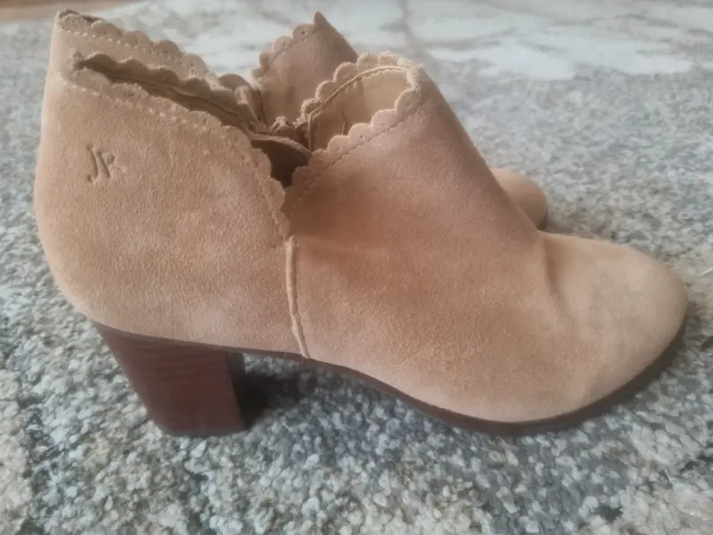 Botines de gamuza beige con tacón - 1