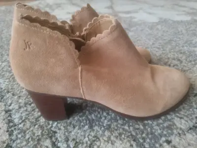 Botines de gamuza beige con tacón - miniatura 1