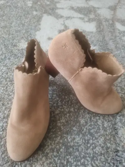 Botines de gamuza beige con tacón - miniatura 2