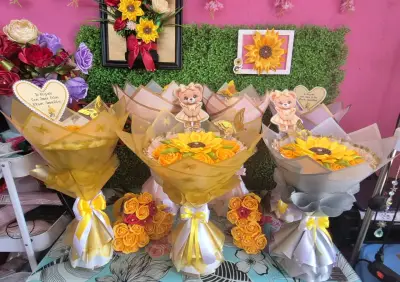 Ramo de flores artificiales con girasoles decorativos - miniatura 2