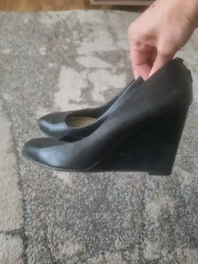 Zapatos de tacón cuña negros elegantes - miniatura 1
