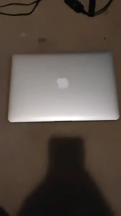 MacBook Pro 13 pulgadas en buen estado - miniatura 1