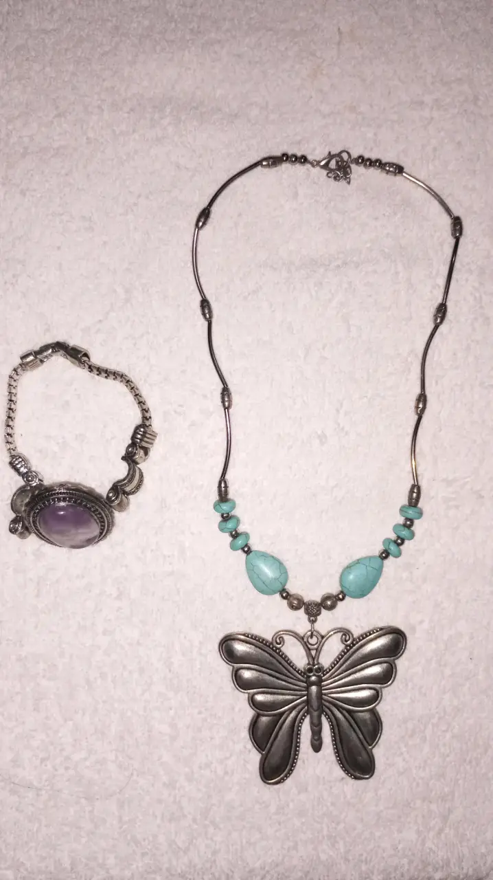 Conjunto de collar y pulsera con mariposa y piedras turquesas - 1
