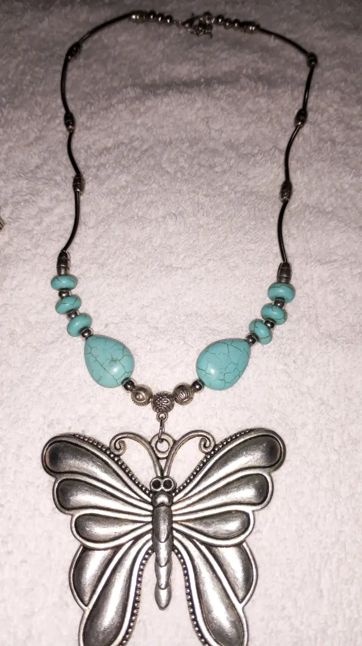 Conjunto de collar y pulsera con mariposa y piedras turquesas - 2