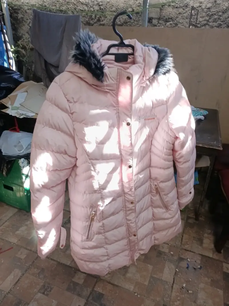 Abrigo de invierno rosa con capucha y forro de piel - 1