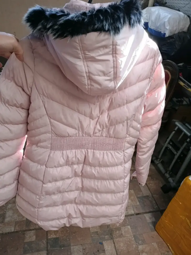 Abrigo de invierno rosa con capucha y forro de piel - 2