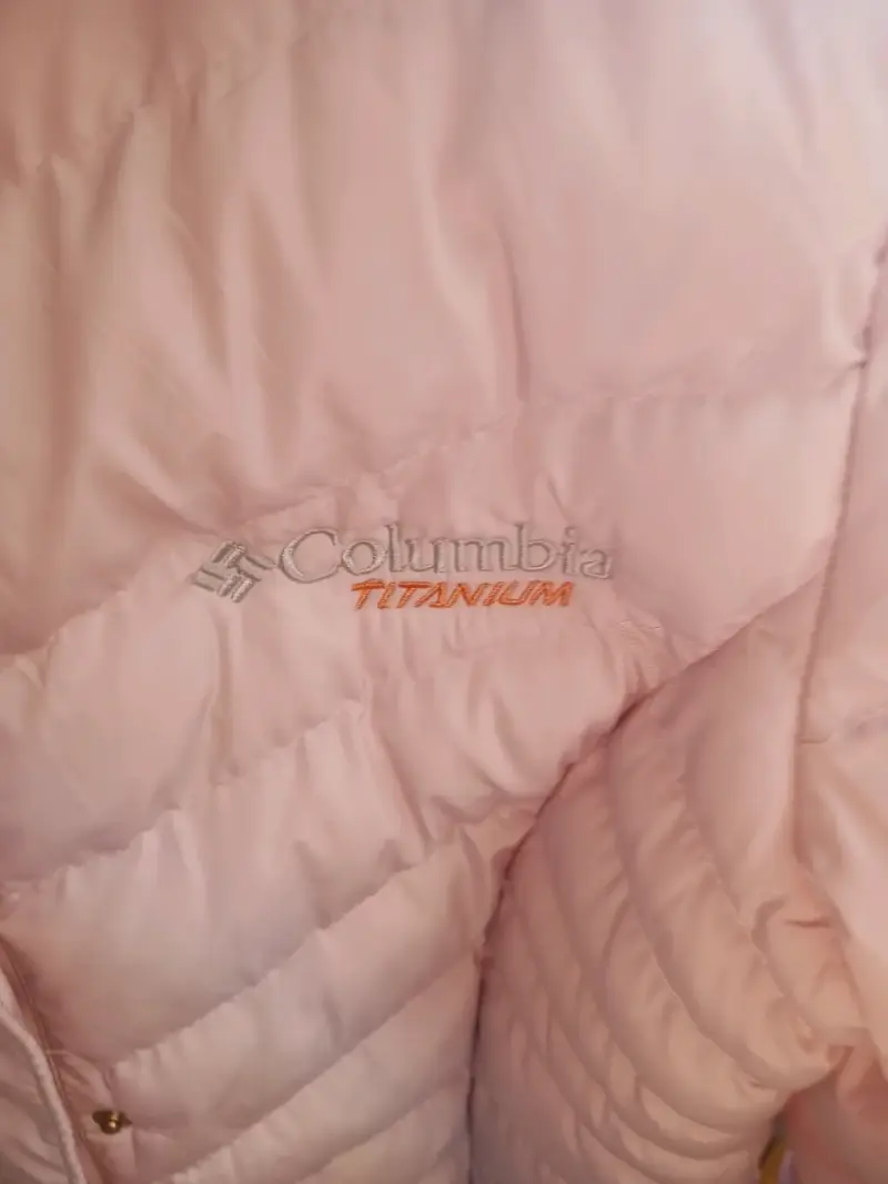 Abrigo de invierno rosa con capucha y forro de piel - 3