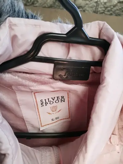 Abrigo de invierno rosa con capucha y forro de piel - miniatura 4