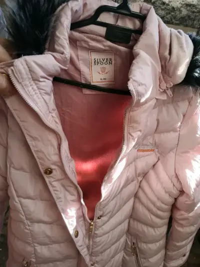 Abrigo de invierno rosa con capucha y forro de piel - miniatura 5