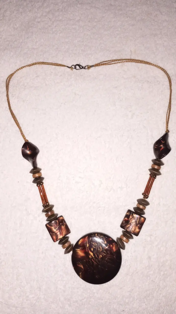 Collar artesanal con cuentas de madera y resina - 1
