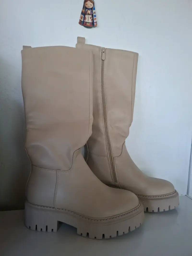 Botas beige de cuero con plataforma