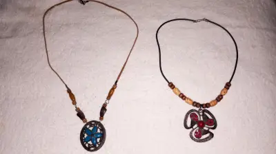 Par de collares artesanales con colgantes - miniatura 1