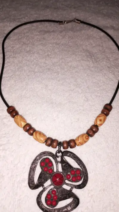 Par de collares artesanales con colgantes - miniatura 2