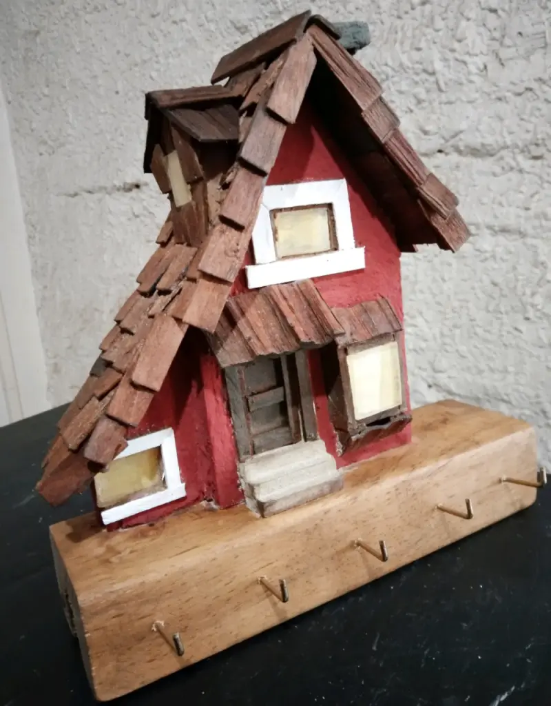 Colgador de llaves en forma de casa rústica - 1