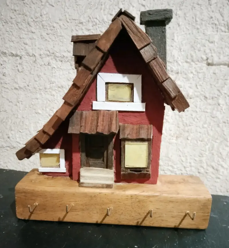Colgador de llaves en forma de casa rústica - 5