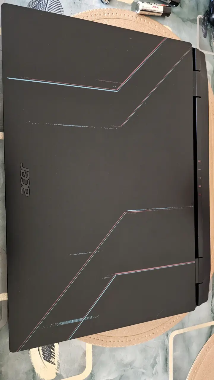 Laptop Acer Nitro 5 con AMD Ryzen 7 y NVIDIA GTX - 1