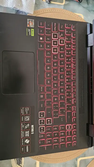 Laptop Acer Nitro 5 con AMD Ryzen 7 y NVIDIA GTX - miniatura 3