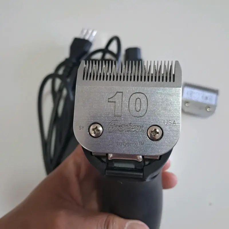 Máquina Oster A6 + cuchillo y peines de alzada. - 2