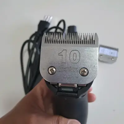 Máquina Oster A6 + cuchillo y peines de alzada. - miniatura 2