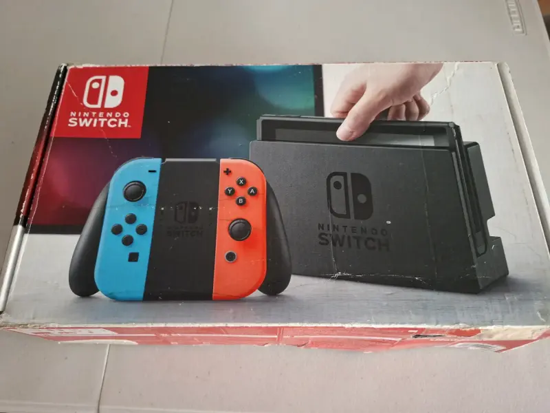 Nintendo Switch en caja, accesorios y juego - 1