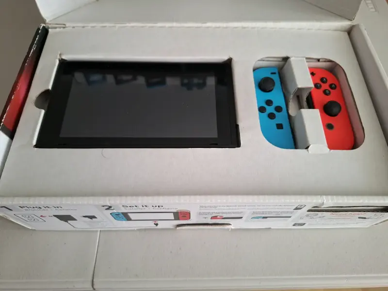 Nintendo Switch en caja, accesorios y juego - 3