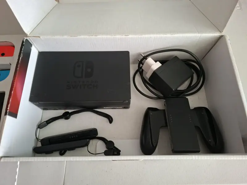 Nintendo Switch en caja, accesorios y juego - 4