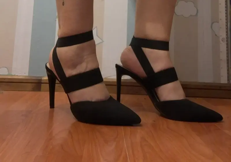 Tacones negros nuevos con tiras elásticas