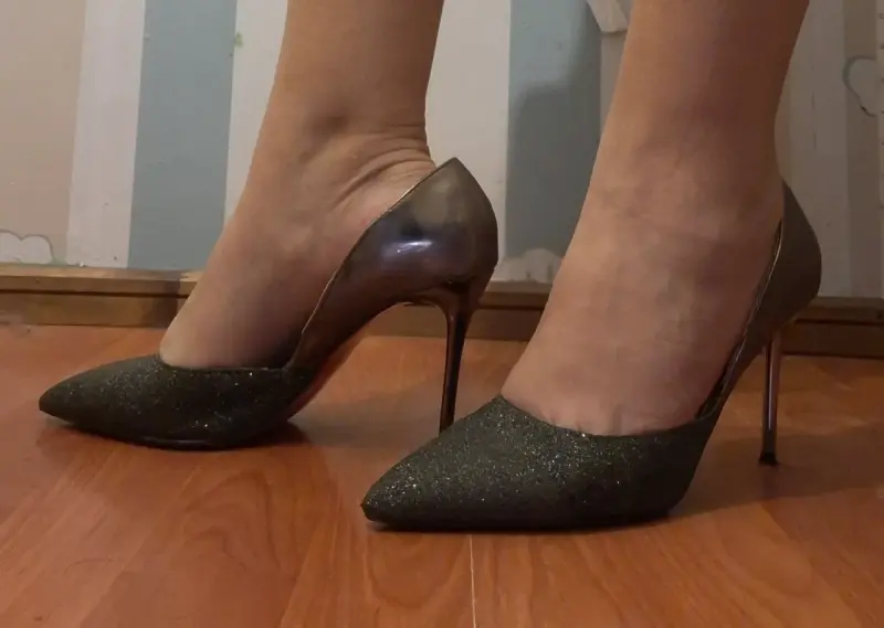 Tacones altos negros con brillo para mujer