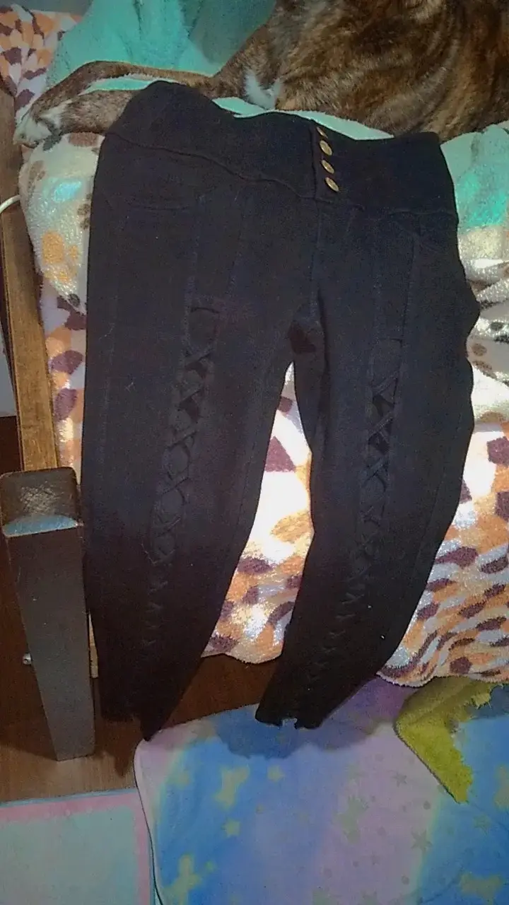 Pantalones negros con diseño trenzado - 1