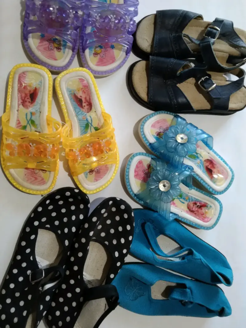 Lote de sandalias y zapatos para niños en varios colores - 1