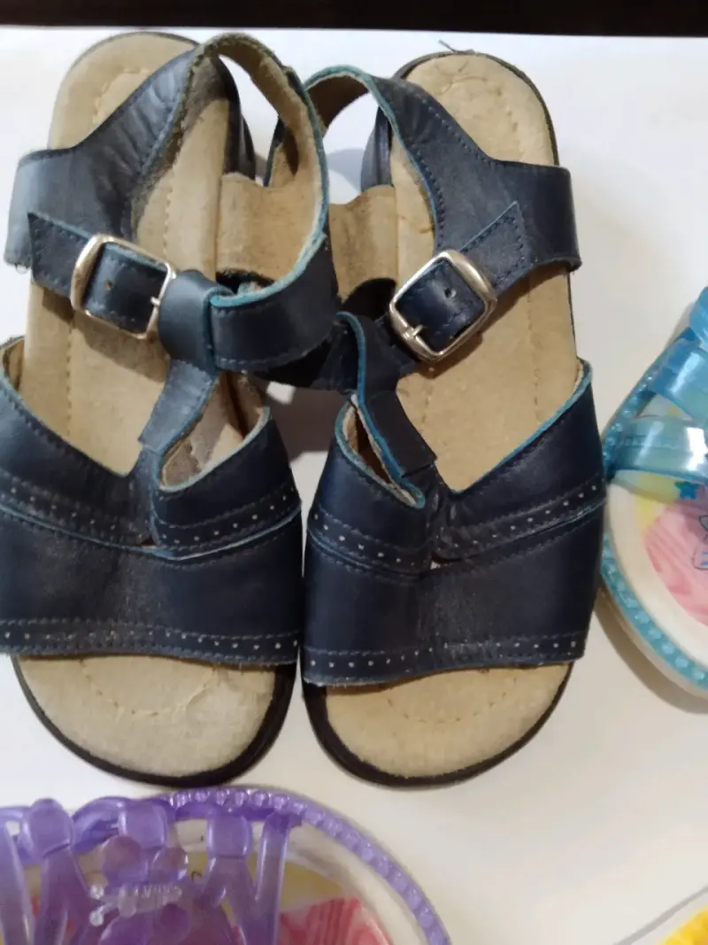 Lote de sandalias y zapatos para niños en varios colores - 2